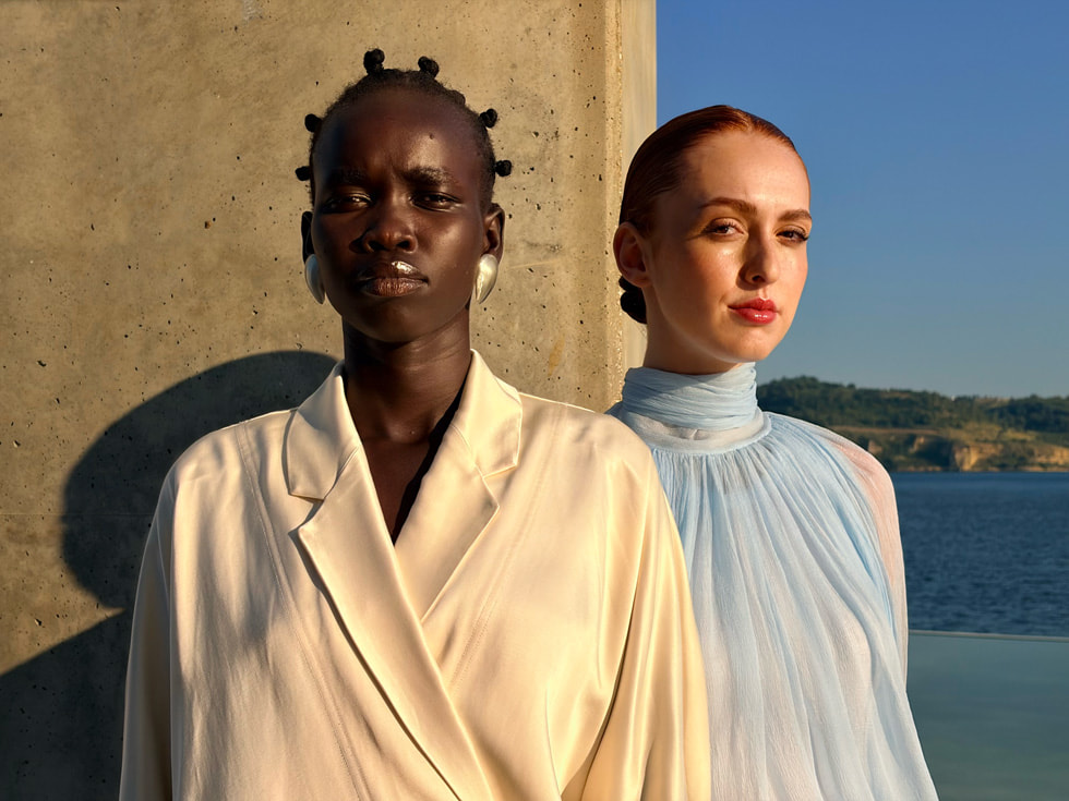 Tamamen beyaz giyinmiş, siyah beyaz soyut bir arka planın önünde duran bir kişinin Fotoğrafik Stiller’i gösteren iPhone Air’de çekilmiş, bir makale için hazırlanmış gibi duran fotoğrafı.