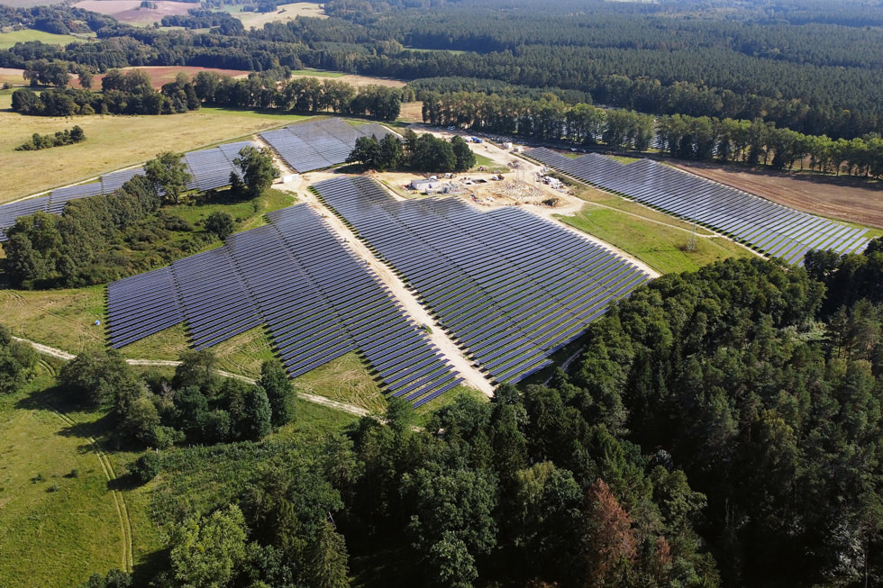 Vista aérea de una instalación de energías renovables financiada por Apple en Polonia.