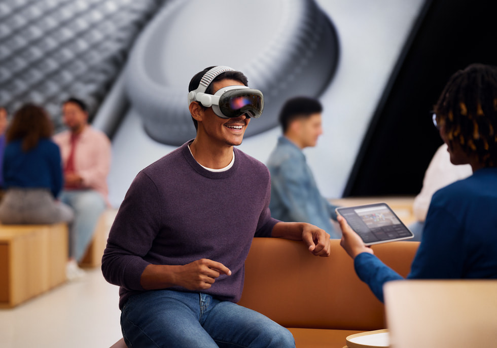 Personne observant une démonstration d’Apple Vision Pro dans une boutique Apple Store.