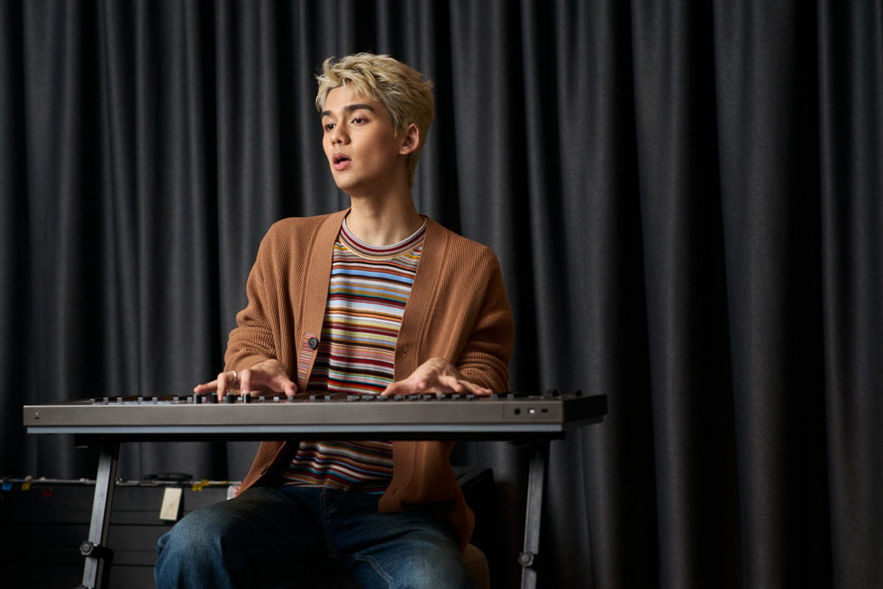 TIGGER bermain keyboard di studio musik.