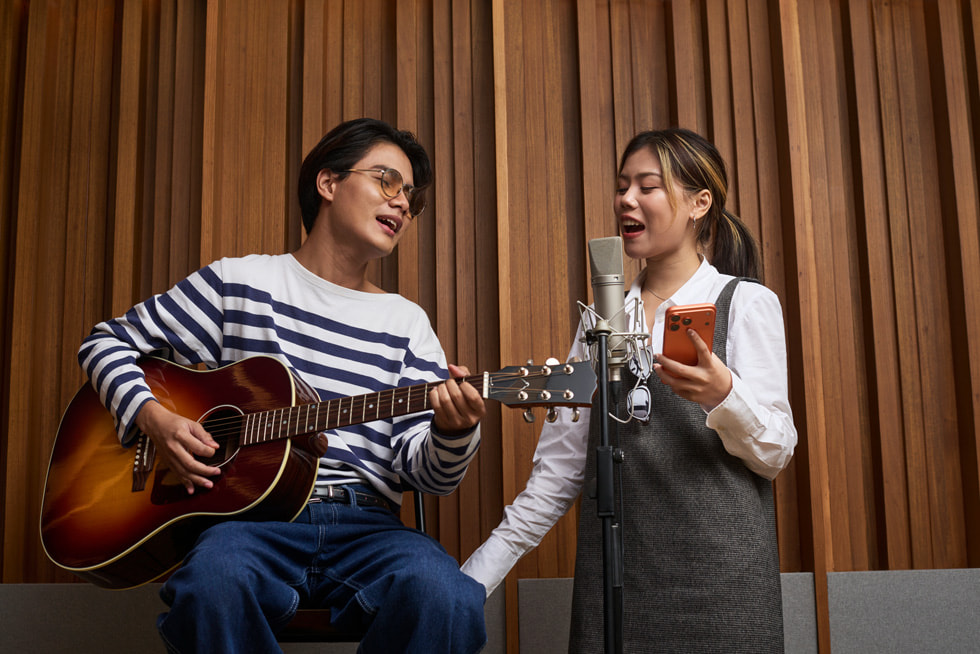 Dua personel Yes Indeed berkolaborasi di studio.