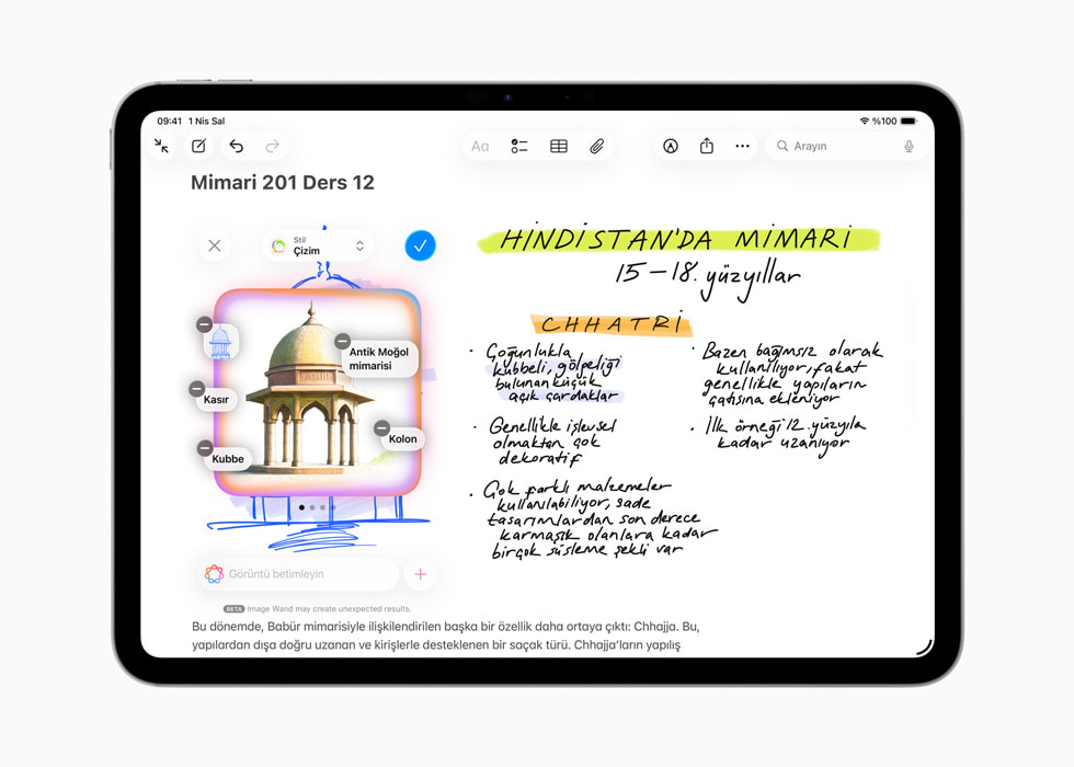 iPad’de bir mimarlık dersi için notlar ve çizimler içeren Görsel Sihirbazı ekranı ve elinde Apple Pencil ile bir binayı daire içine alan kullanıcı.