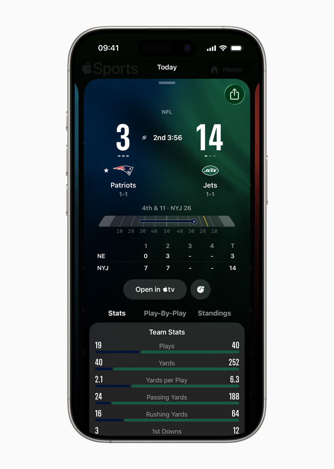 iPhone 17 Pro viser grænsefladen i Apple Sports med en NFL-kamp med den aktuelle stilling samt holdstatistikker.