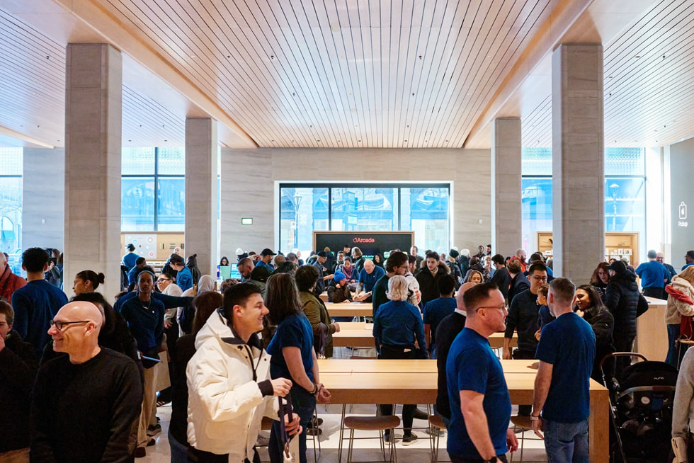 The interior of the new Apple Sainte-Catherine.