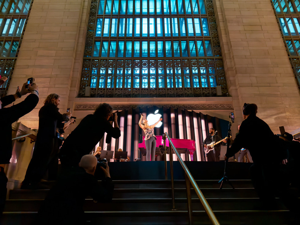 A zoomed-out shot of Alicia Keys singing atop the venue’s stairs.