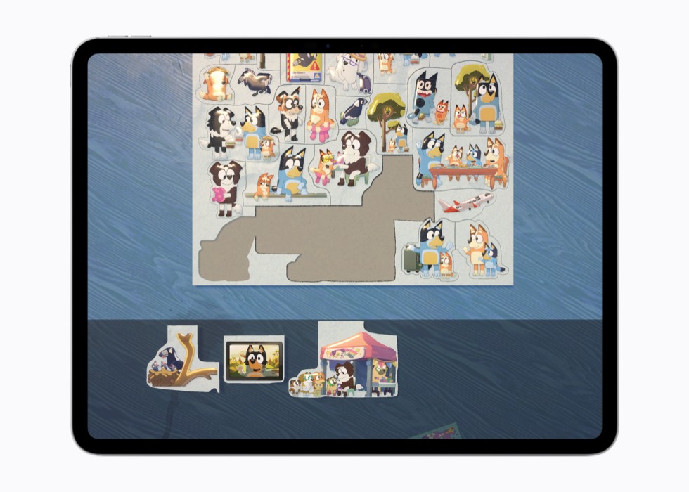 Un’istantanea del gioco puffies. sull’iPad che mostra una pagina di un libro di adesivi con diversi personaggi di “Bluey”.