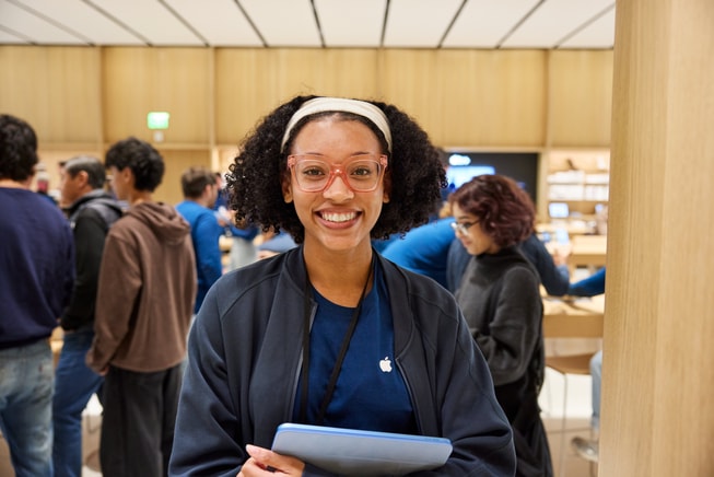 A smiling Apple team member.
