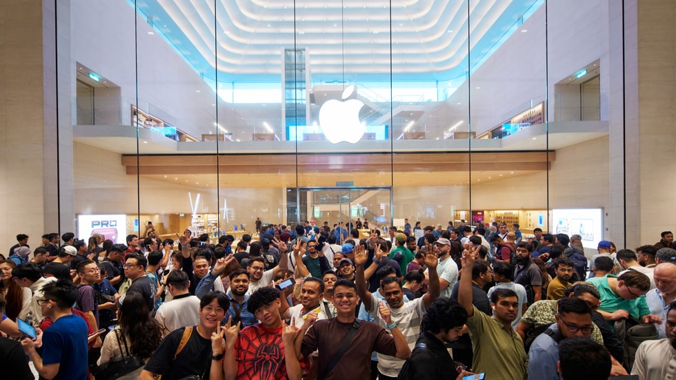 Customers and team members fill Apple The Exchange TRX.