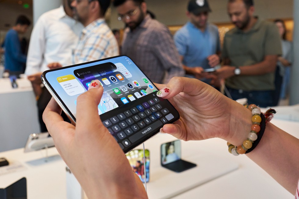 A close-up of a customer’s hands typing on iPhone Duo at Apple BKC.