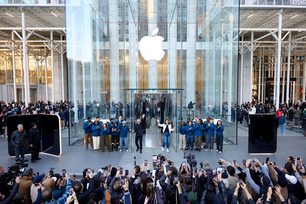 Greg “Joz” Joswiak and Vanessa Trigub greet customers outside of Apple Fifth Avenue.