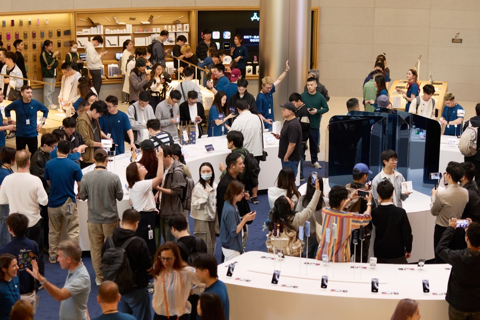 Customers and Apple team members fill Apple Jing’an.