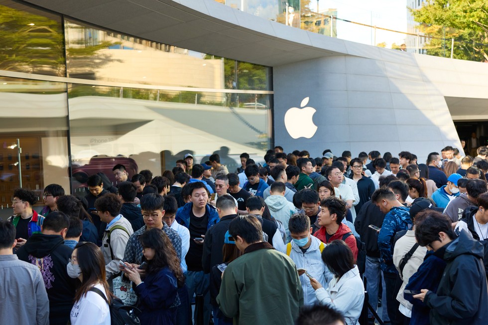 Customers line up outside Apple Jing’an.