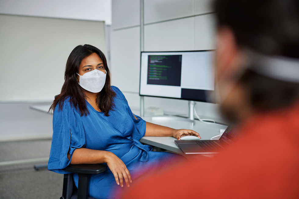 Tano Gupta og en kollega i et softwareudviklingsområde i München.