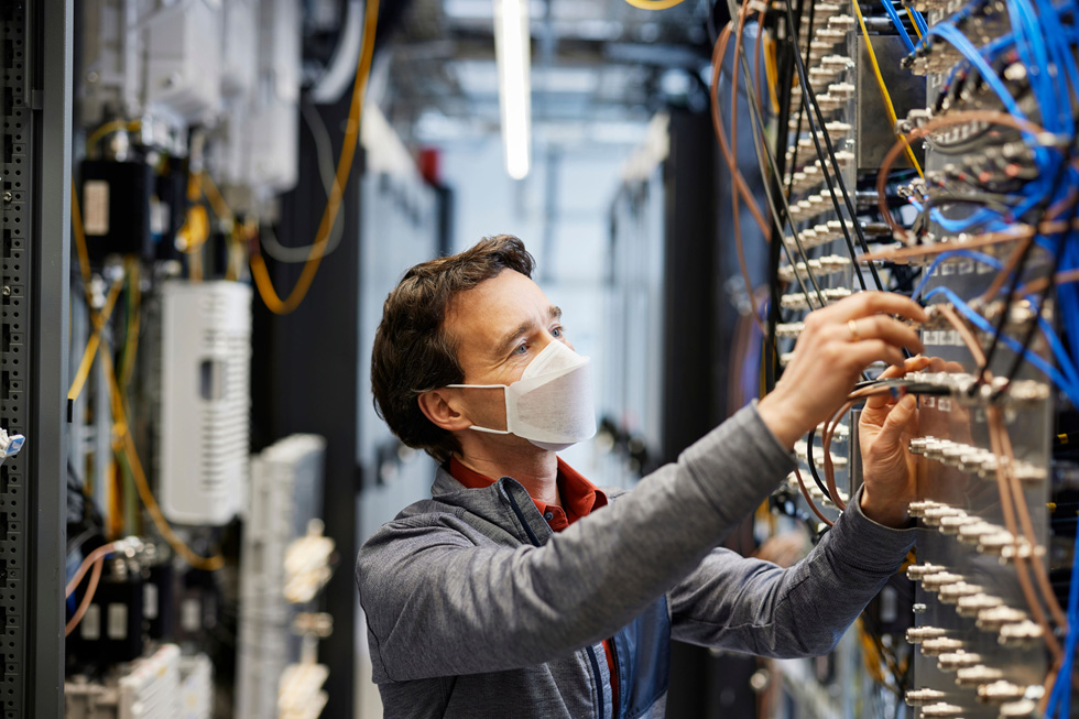 Apple-ingeniør arbejder i laboratorie i München.