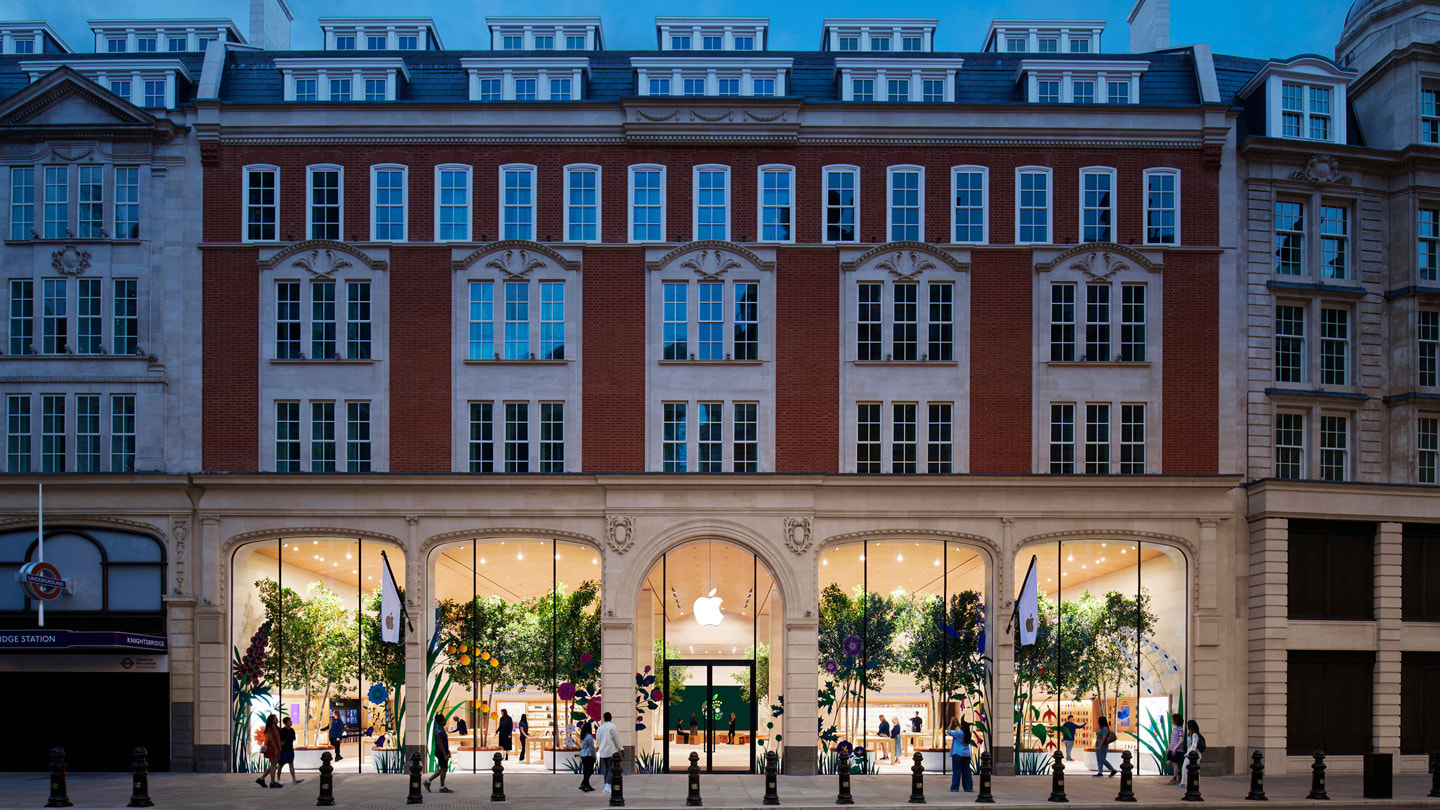 The exterior or Apple Brompton Road in London is shown.
