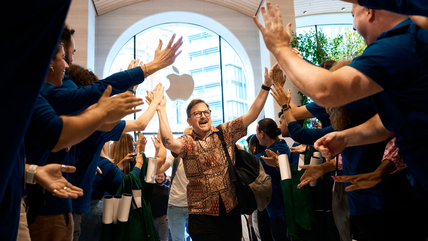 Apple team members welcome some of the first customers to Apple Brompton Road.
