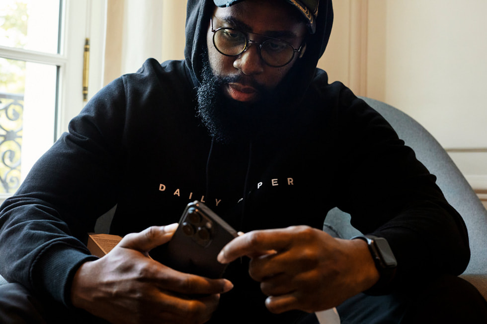 Two team members greet customers at Apple Champs-Élysées.