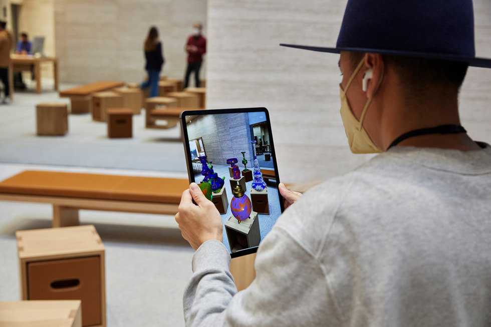 Apple Bağdat Caddesi team member with iPad.