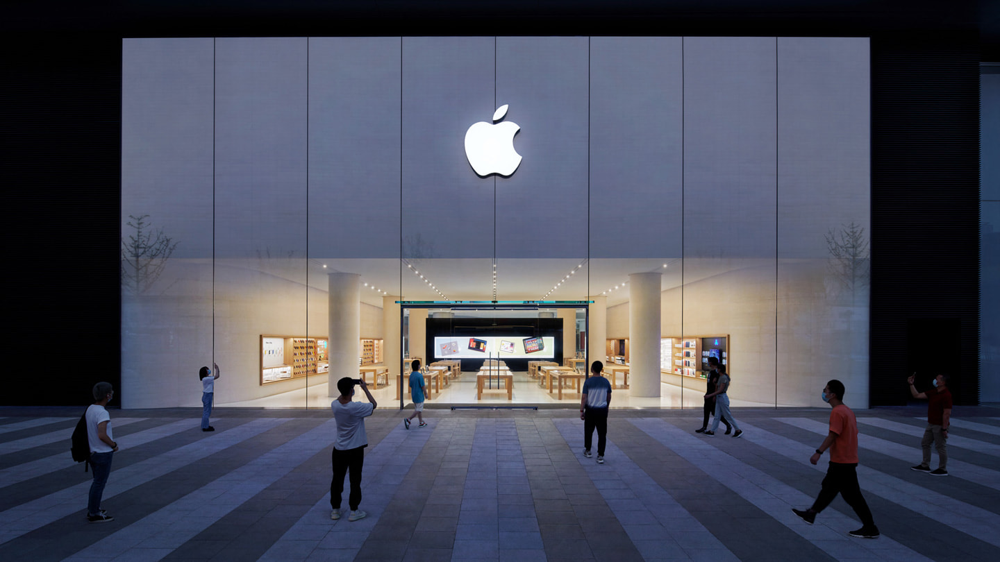 Front entrance of Apple Changsha in the IFS shopping mall, facing Huangxing Road.