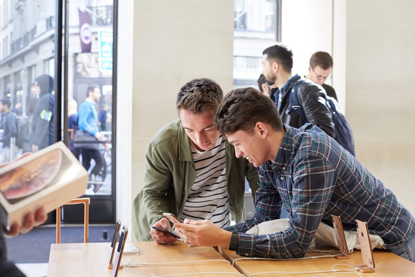 Two customers try out the iPhone Xs.