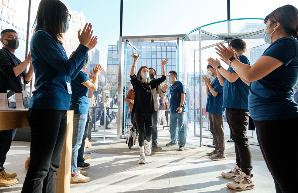 At Apple Sanlitun, team members greet customers who have come to check out the newly arrived iPhone 12 Pro Max and iPhone 12 mini. 