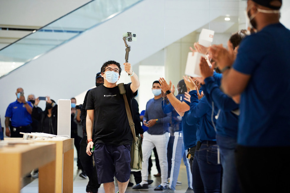 Team members at Apple Bay Plaza greet customers arriving for the iPhone 13, ninth-generation iPad, and iPad mini lineups.