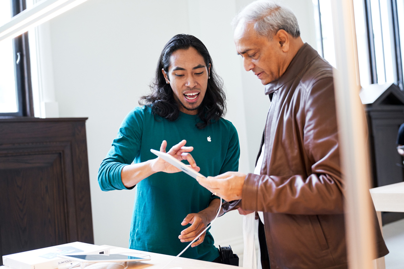 Apple Carnegie Library team member and customer with an iPad.
