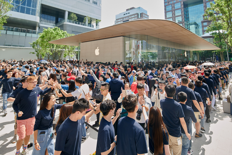 The crowd outside of Apple Xinyi A13.
