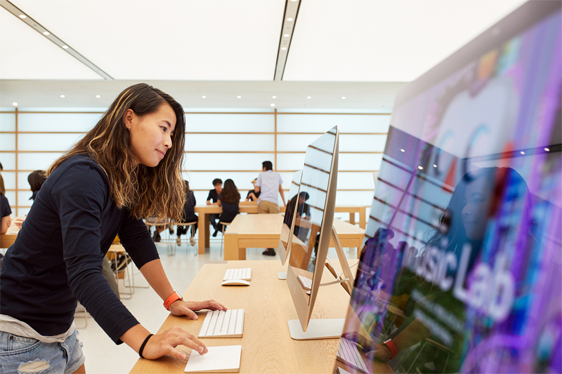 Woman using iMac and Magic Trackpad at Apple Kyoto.