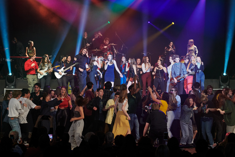 ステージの上のMMETの生徒たち。