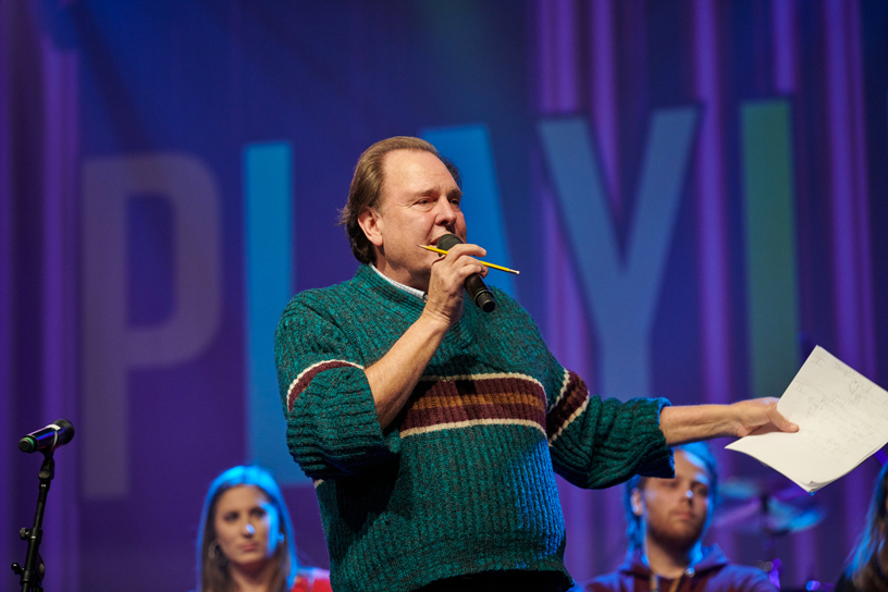 ステージに立つジェイミー・ナイト。