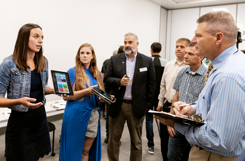 내슈빌 교사 코딩 아카데미의 앱 발표회에 자리한 교육자들 및 경찰서장 빌 본즈(Bill Bones).