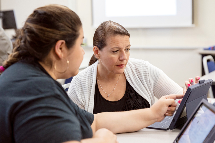 초등학교 교사들이 iPad에서 앱 작업을 진행 중이다.