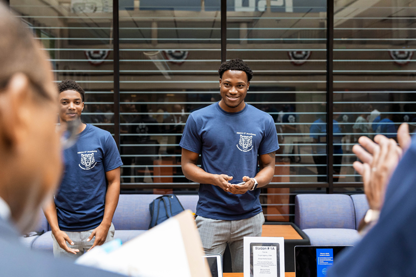 내슈빌 교사 코딩 아카데미 앱 발표회에서 자신의 앱을 발표 중인 학생들.