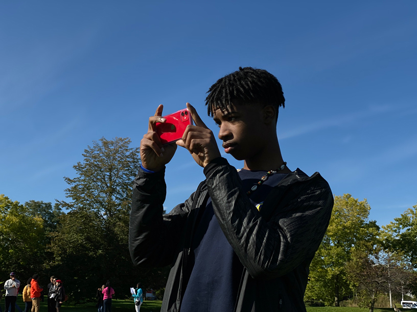 iPhone 11으로 사진을 찍고 있는 제이(J).