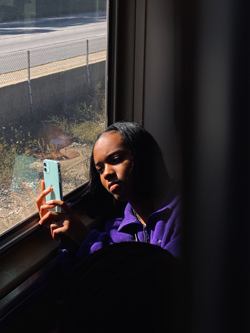 iPhone 11을 들고 있는 재니아(Janiya).