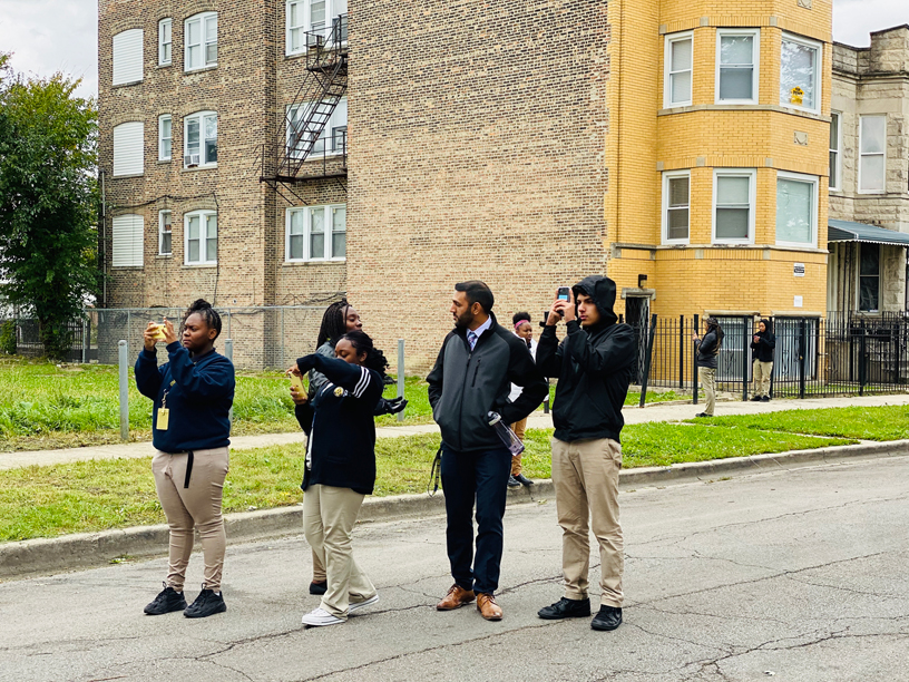 에밋 카트케이트(Amit Khatkhate)와 DRW 고등학교 학생들.