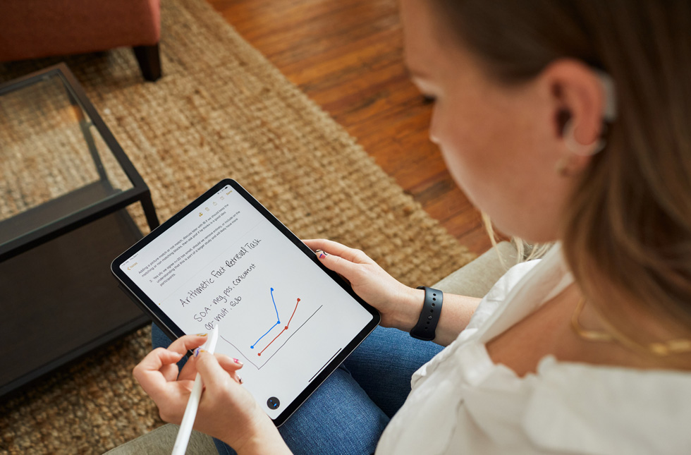 SaraBeth Sullivan uses Apple Pencil with her iPad Pro. 