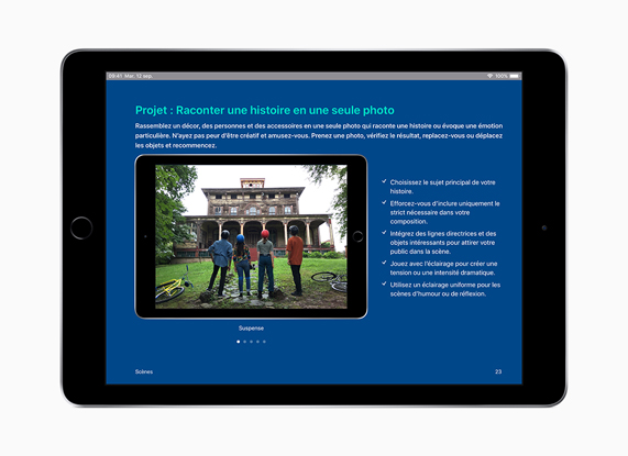 iPad with Everyone Can Create on screen in French.