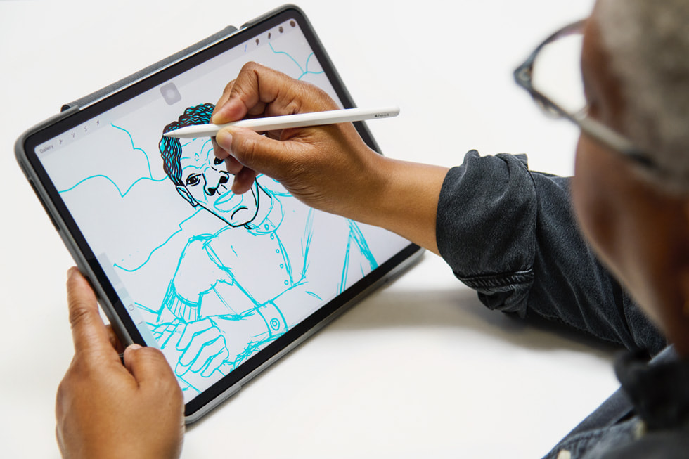 الفنانة أجوان مانس ترسم على iPad باستخدام Apple Pencil.