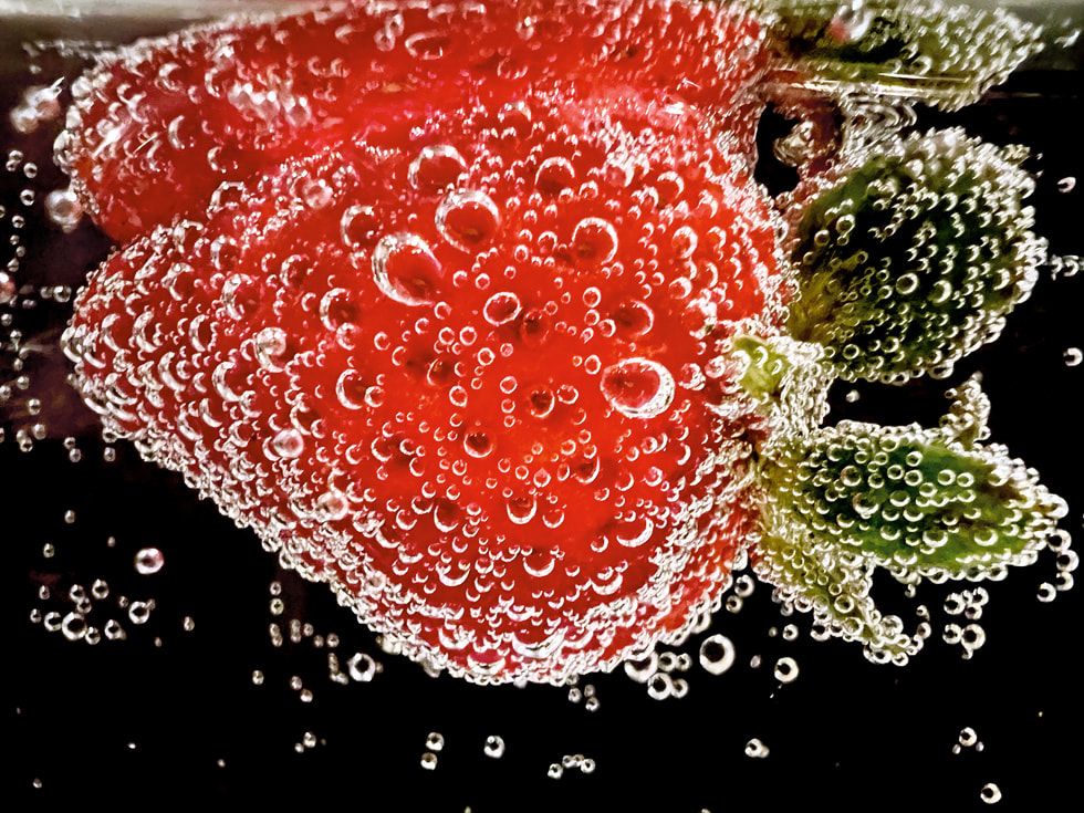 Ashley Lee’s winning macro photo shot on iPhone 13 Pro shows a close-up look at a strawberry surrounded by soda bubbles.