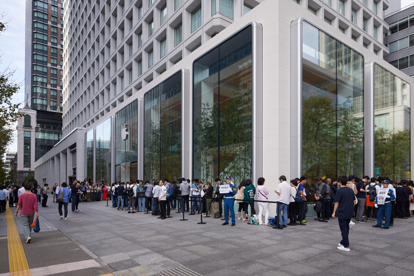 Lines outside Apple Marunouchi.