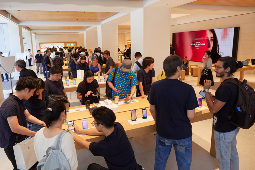 Customers at Apple Marunouchi.