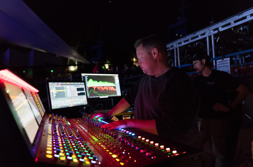 사운드보드 백스테이지에 있는 제임스 “퍽슬리” 맥데르모트(James “Pugsley” McDermott) 