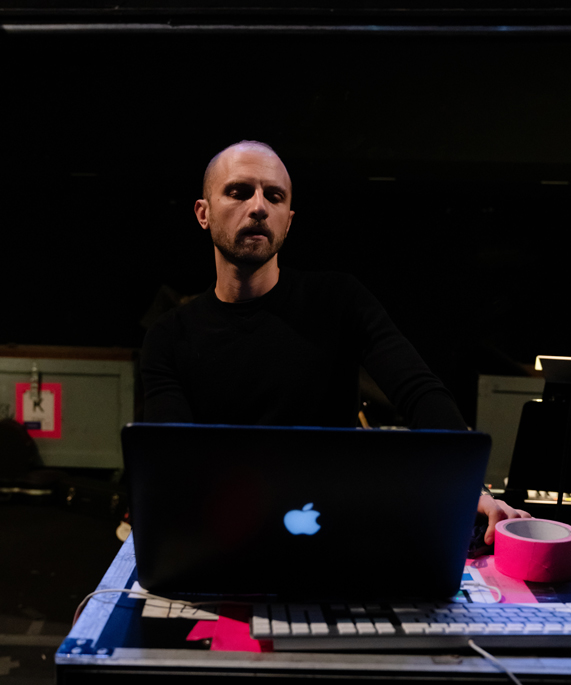 MacBook Pro 뒤에 서있는 엔리코 데 트리지오(Enrico de Trizio) 