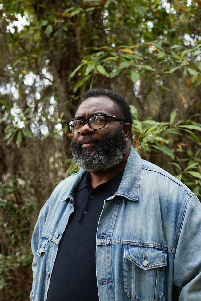 جون ليتل من منظمة McIntosh S.E.E.D يقف بالخارج.