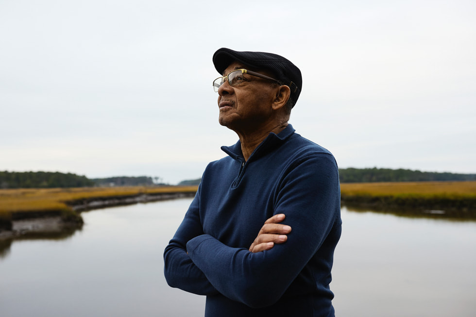 ويلسون موران يقف في الخارج.