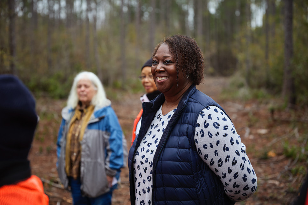 شيريل بيترسون من منظمة McIntosh S.E.E.D تقف في الخارج.