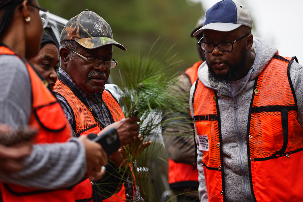 مجموعة تتجمع في ورشة عمل تابعة لمنظمة McIntosh S.E.E.D. 