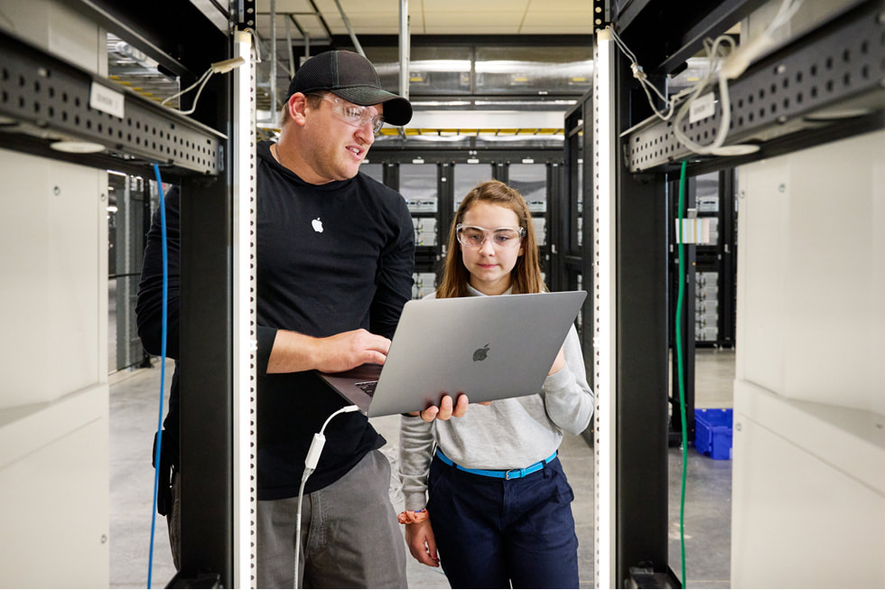 أعضاء فريق Apple يتطوعون بوقتهم مع الطلاب.